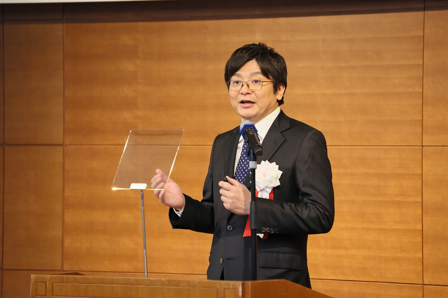 設立記念フォーラムにて就任挨拶を行う 安田大作 代表理事
